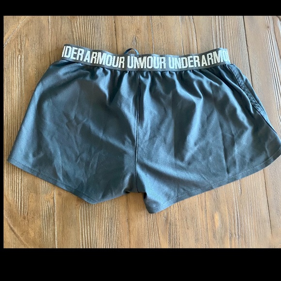 EUC women’s dk grey UA shorts - Picture 2 of 7